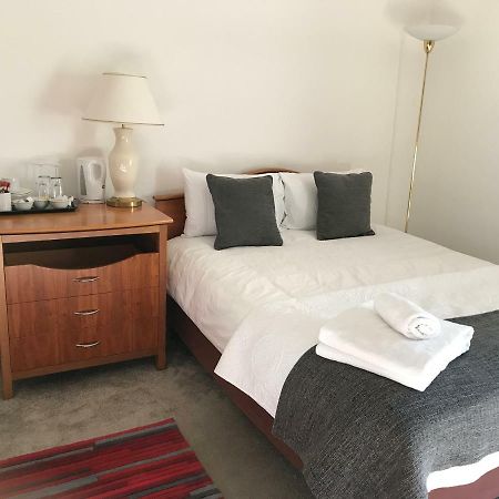 Haya Guest House Oldbury  Dış mekan fotoğraf