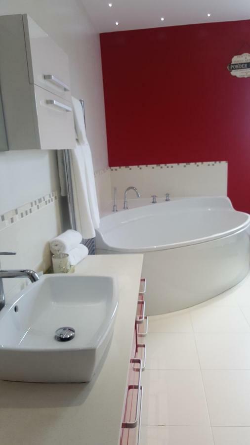 Haya Guest House Oldbury  Dış mekan fotoğraf