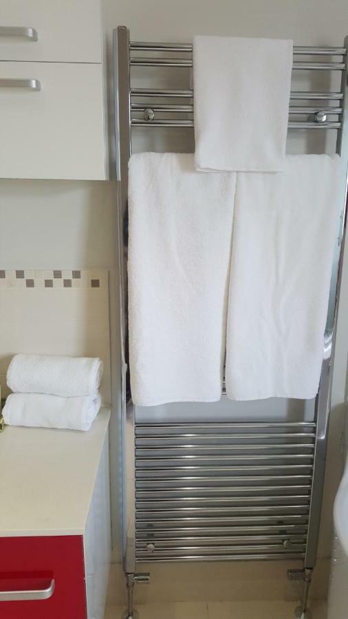Haya Guest House Oldbury  Dış mekan fotoğraf