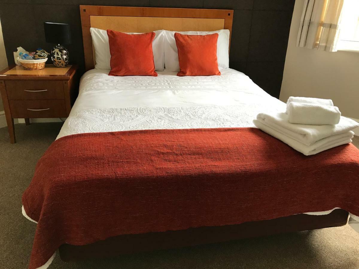 Haya Guest House Oldbury  Dış mekan fotoğraf